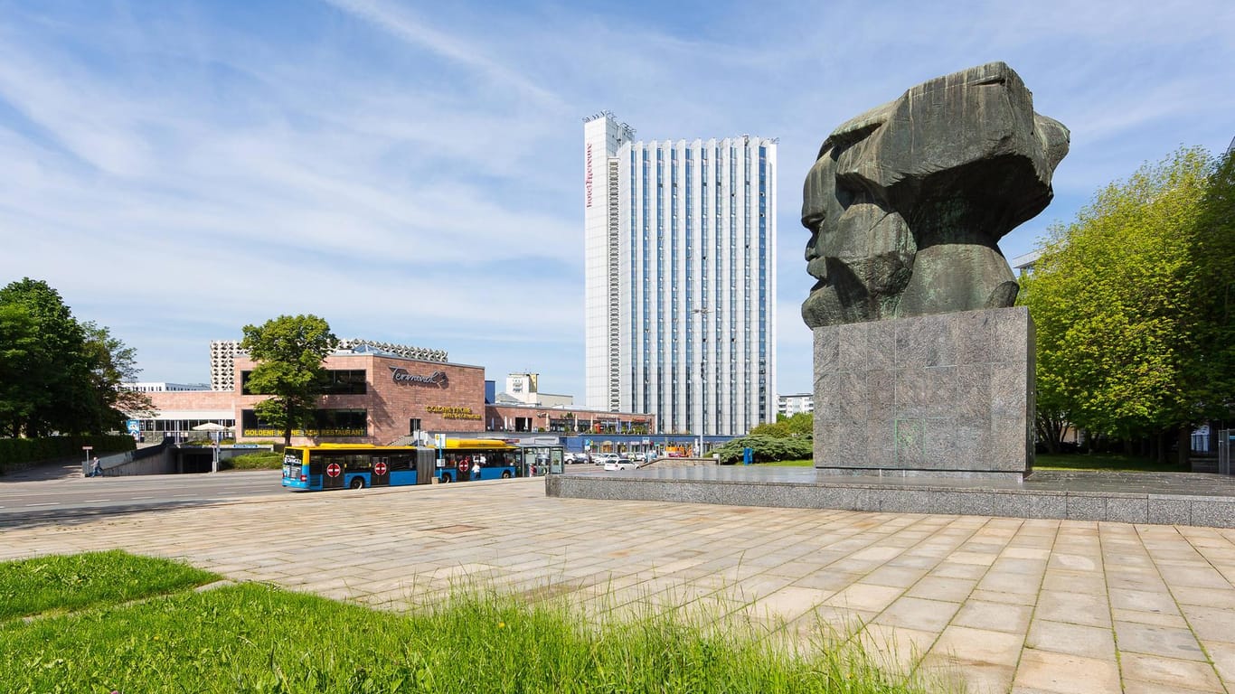 Karl-Marx-Monument mit "Hotel Mercure" in Chemnitz: Hier ist Ostdeutschland noch richtig ostdeutsch.
