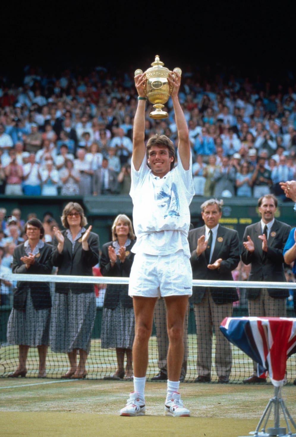 Michael Stich reckt den Wimbledon-Pokal in die Höhe. Der Elmshorner besiegte 1991 im rein deutschen Endspiel seinen Erzrivalen und großen Favoriten Boris Becker. Es blieb Stichs einziger Triumph bei einem Grand-Slam-Turnier.