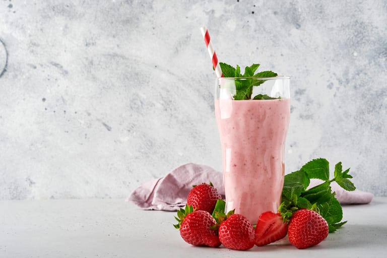Erdbeeren werden nicht nur am Stück verzehrt, sondern häufig auch zu Desserts oder Drinks verarbeitet. Ein Erdbeershake kann im Sommer sogar eine Mahlzeit ersetzen.