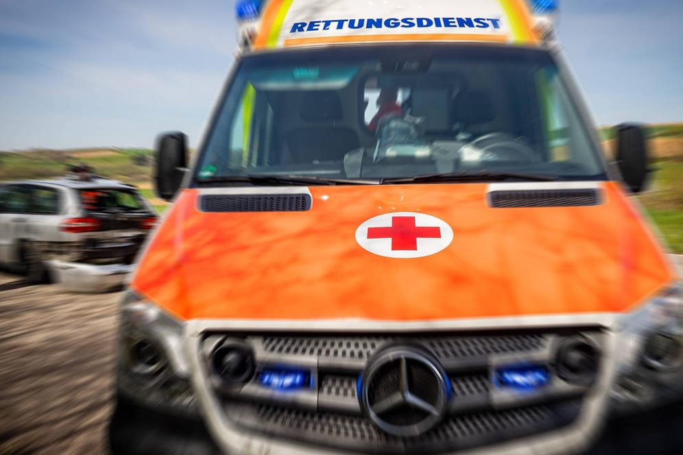 Ein Rettungswagen im Einsatz (Symbolfoto): Beide Frauen müssen nach dem Unfall schwer verletzt ins Krankenhaus.