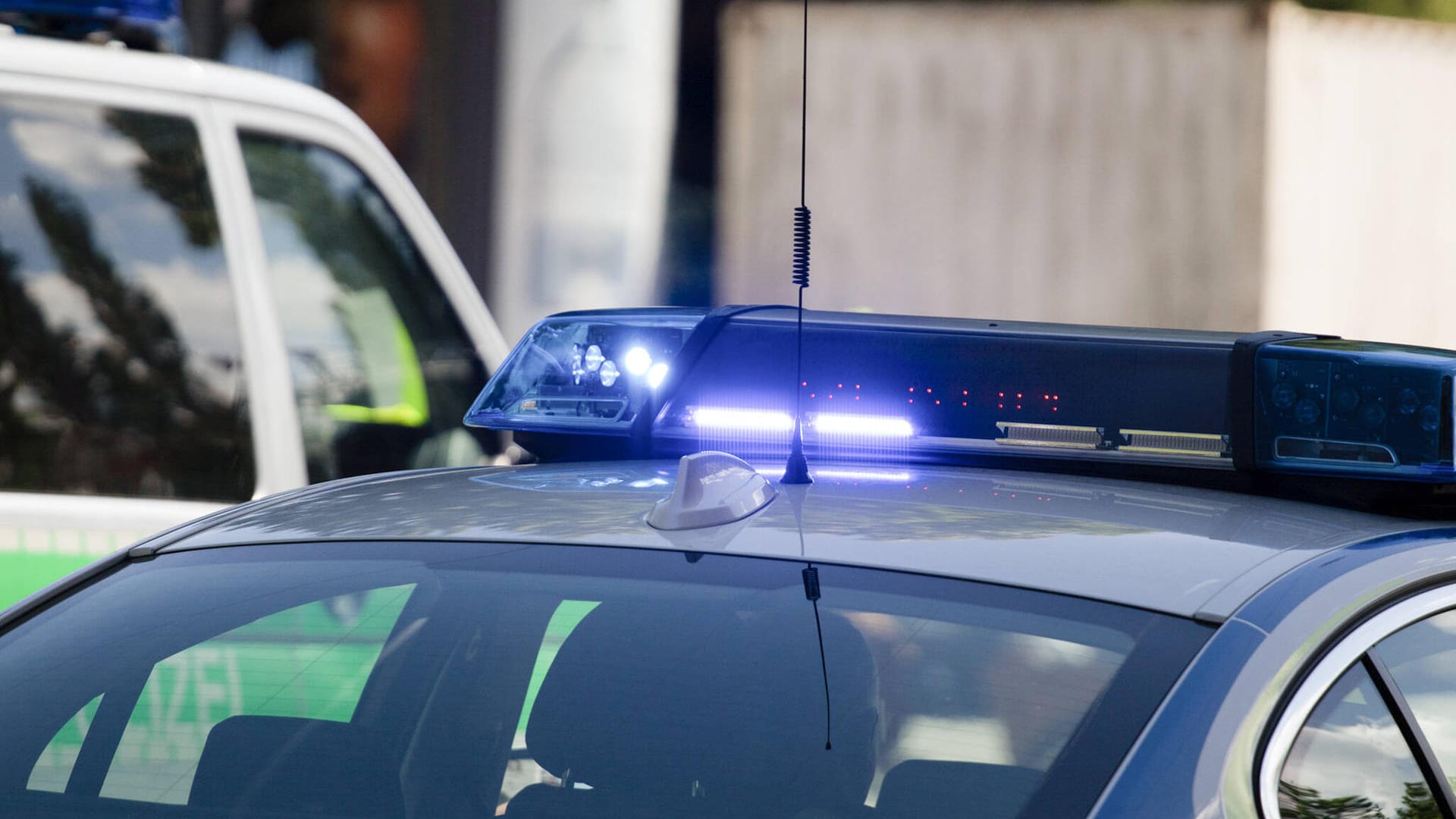 Ein Blaulicht leuchtet auf einem Einsatzfahrzeug der Polizei (Symbolbild): In der Wohnung eines verwirrten Mannes stellte die Polizei zahlreiche Waffen sicher.