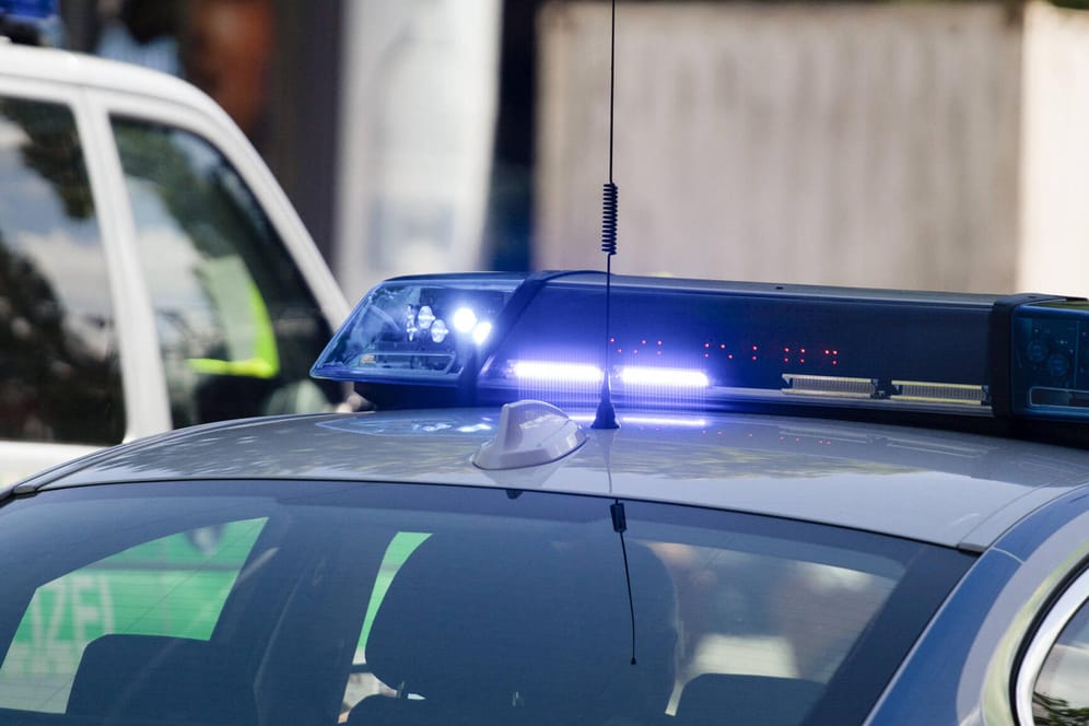Ein Blaulicht leuchtet auf einem Einsatzfahrzeug der Polizei (Symbolbild): In der Wohnung eines verwirrten Mannes stellte die Polizei zahlreiche Waffen sicher.