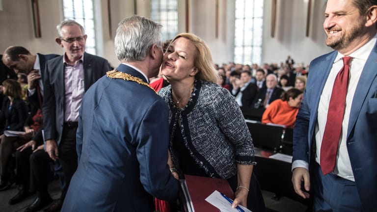 Nancy Faeser und Peter Feldmann beim Festakt anlässlich des 100-jährigen Bestehens der Awo 2019 (Archivbild): Die SPD Hessen befürchtet keinen Schaden für die nächsten Landtagswahlen.