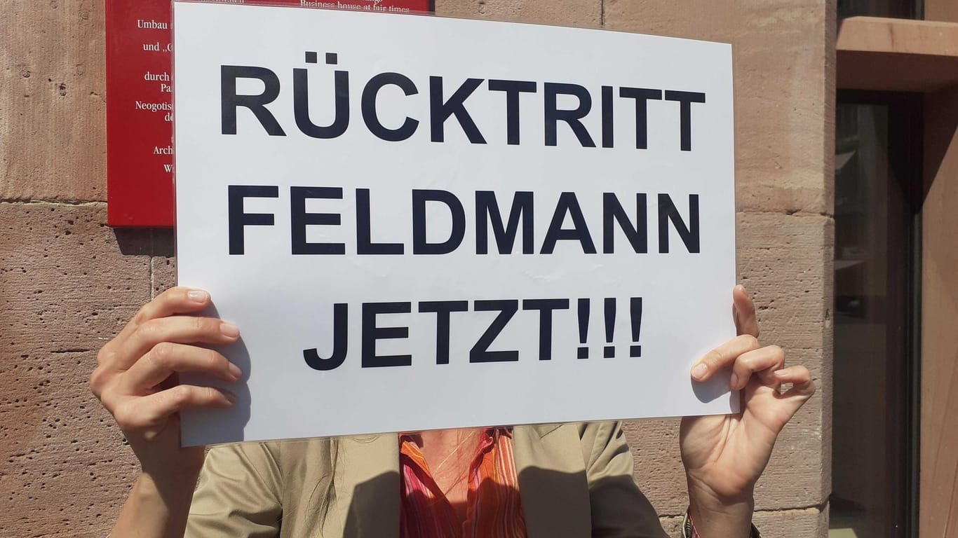 Demonstrantin fordert den Rücktritt Feldmanns (Archivbild): Am Mittwoch protestieren Bürger und Bürgerinnen Frankfurts vor dem Römer.