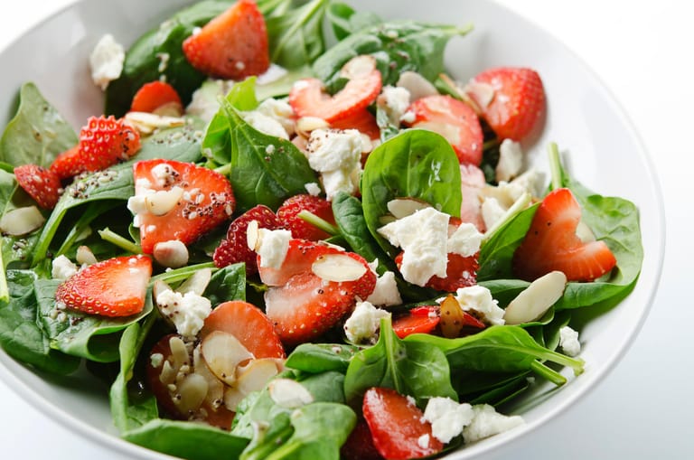 Erdbeeren werden zu Recht als Schlankmacher bezeichnet, denn sie kurbeln die Fettverbrennung an. Neben den süßen Gerichten kann man die Früchte auch mit einem Salat und verschiedenen Käsesorten kombinieren.