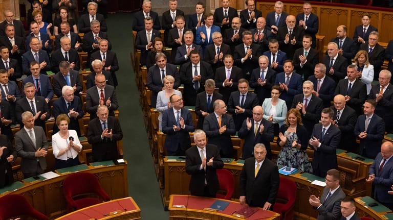 Parlamentarier applaudieren Orbán: Mitte Mai wurde der Fidesz-Politiker von den Abgeordneten im Amt bestätigt.