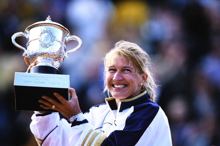 Deutschlands Tennis-Königin Steffi Graf feierte den letzten ihrer insgesamt 22 Grand-Slam-Sieg 1999 bei den French Open, wo sie insgesamt sechsmal triumphierte. Die "Gräfin" gewann dazu siebenmal in Wimbledon, fünfmal die US Open und viermal die Australian Open.