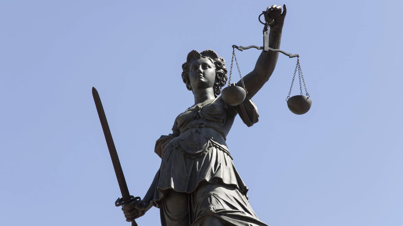 Justitia-Statue (Symbolbild): Das Gericht kam zu dem Schluss, dass das Geständnis des vermeintlichen Täters gefälscht war.