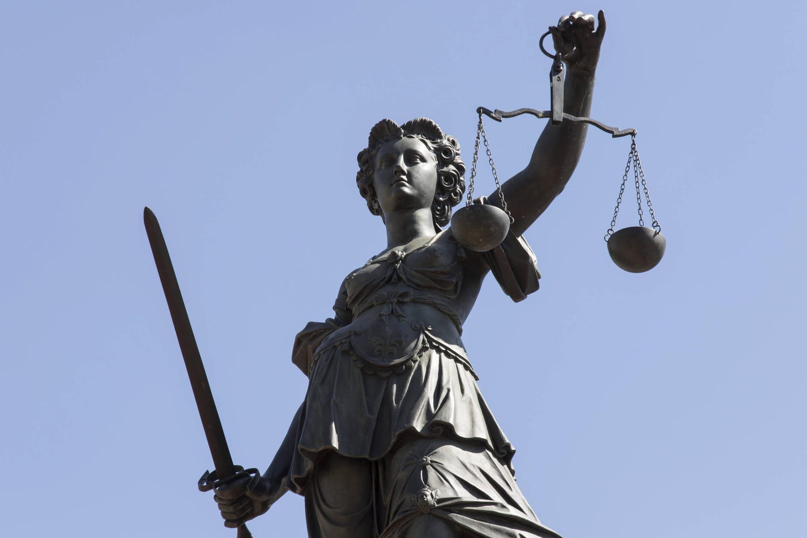 Justitia-Statue (Symbolbild): Das Gericht kam zu dem Schluss, dass das Geständnis des vermeintlichen Täters gefälscht war.