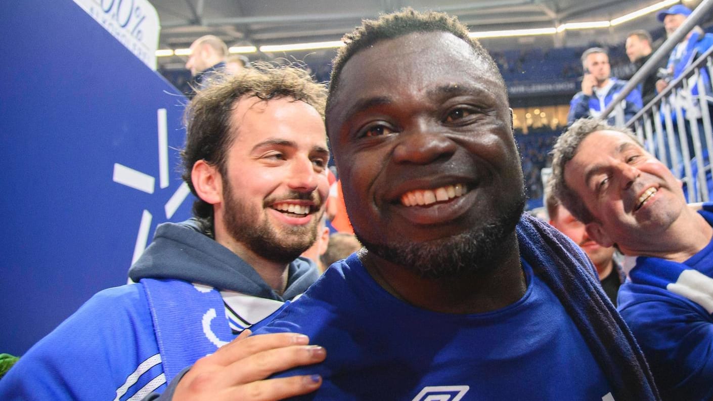 Gerald Asamoah: Die Klubikone genoss die Feierlichkeiten nach Schalkes geglückter Rückkehr in die Bundesliga.