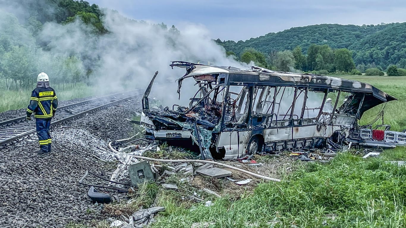 Der ausgebrannte Bus: Eine Regionalbahn erfasste das Fahrzeug auf den Gleisen.