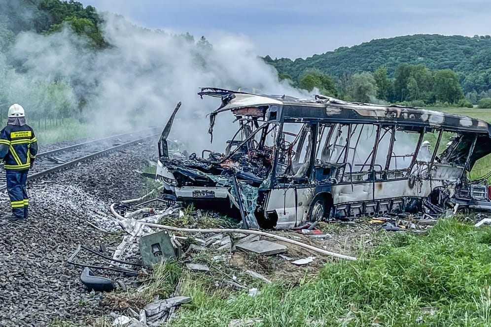 Der ausgebrannte Bus: Eine Regionalbahn erfasste das Fahrzeug auf den Gleisen.
