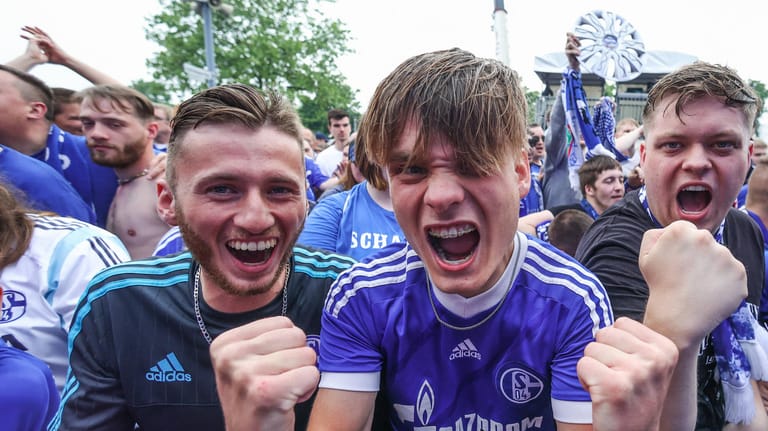 Fans des FC Schalke 04: Über 22.000 Anhänger bejubelten die Mannschaft nach dem letzten Zweitliga-Spieltag vor der heimischen Veltins-Arena
