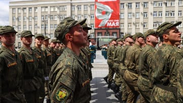 Russische Soldaten in Moskau: Die Altersgrenze für Berufssoldaten wird angehoben.