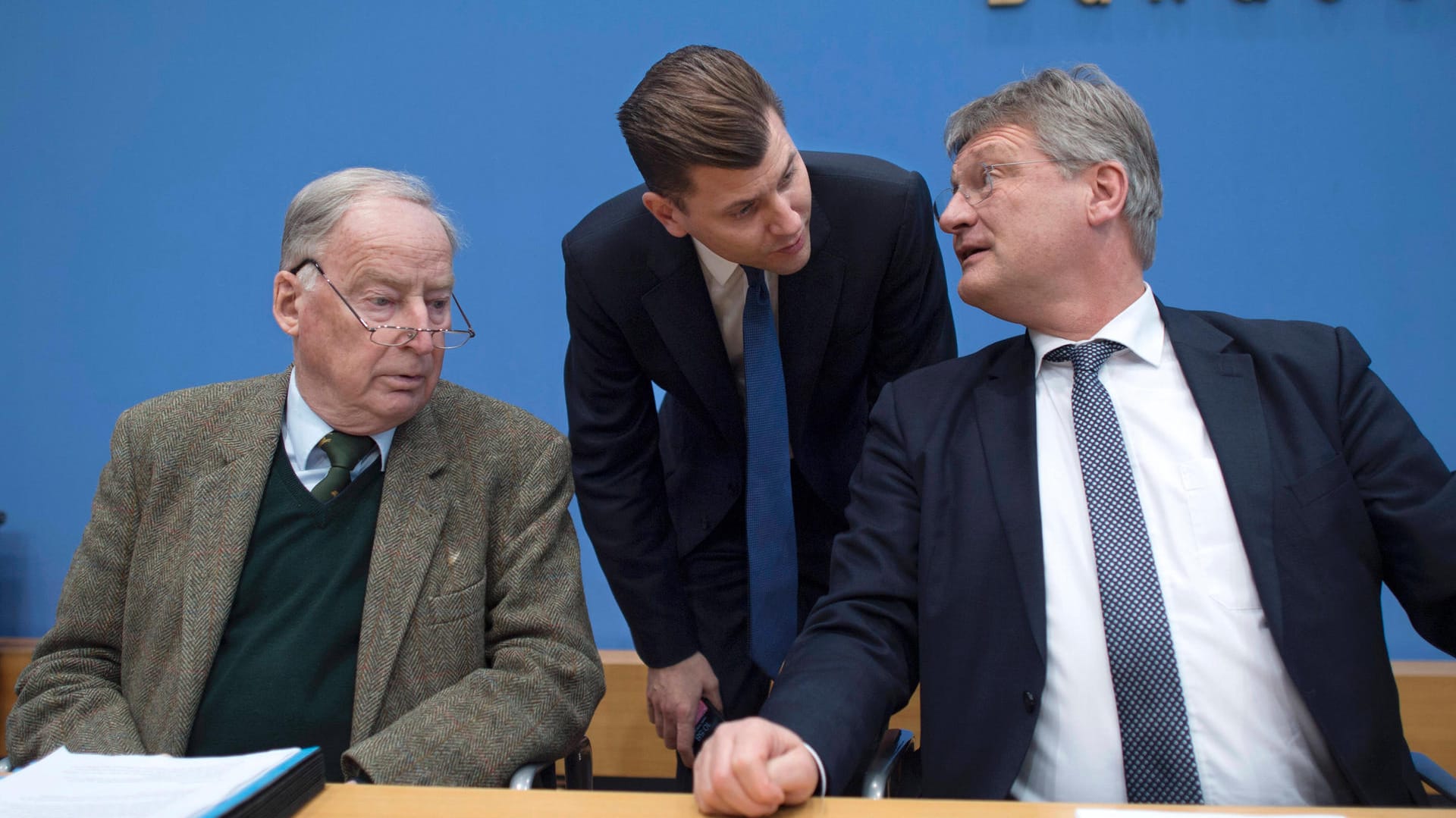 Christian Lüth (Mitte) 2018 zwischen den damaligen AfD-Vorsitzenden Alexander Gauland (l.) und Jörg Meuthen: Lüth wurde 2020 fristlos entlassen. Vorerst.