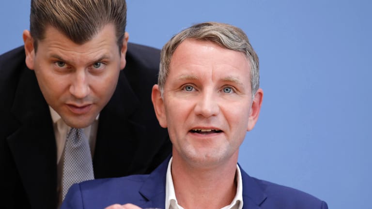 Männer im Hintergrund: Christian Lüth (l.) mit dem Thüringer AfD-Rechtsaußen Björn Höcke.