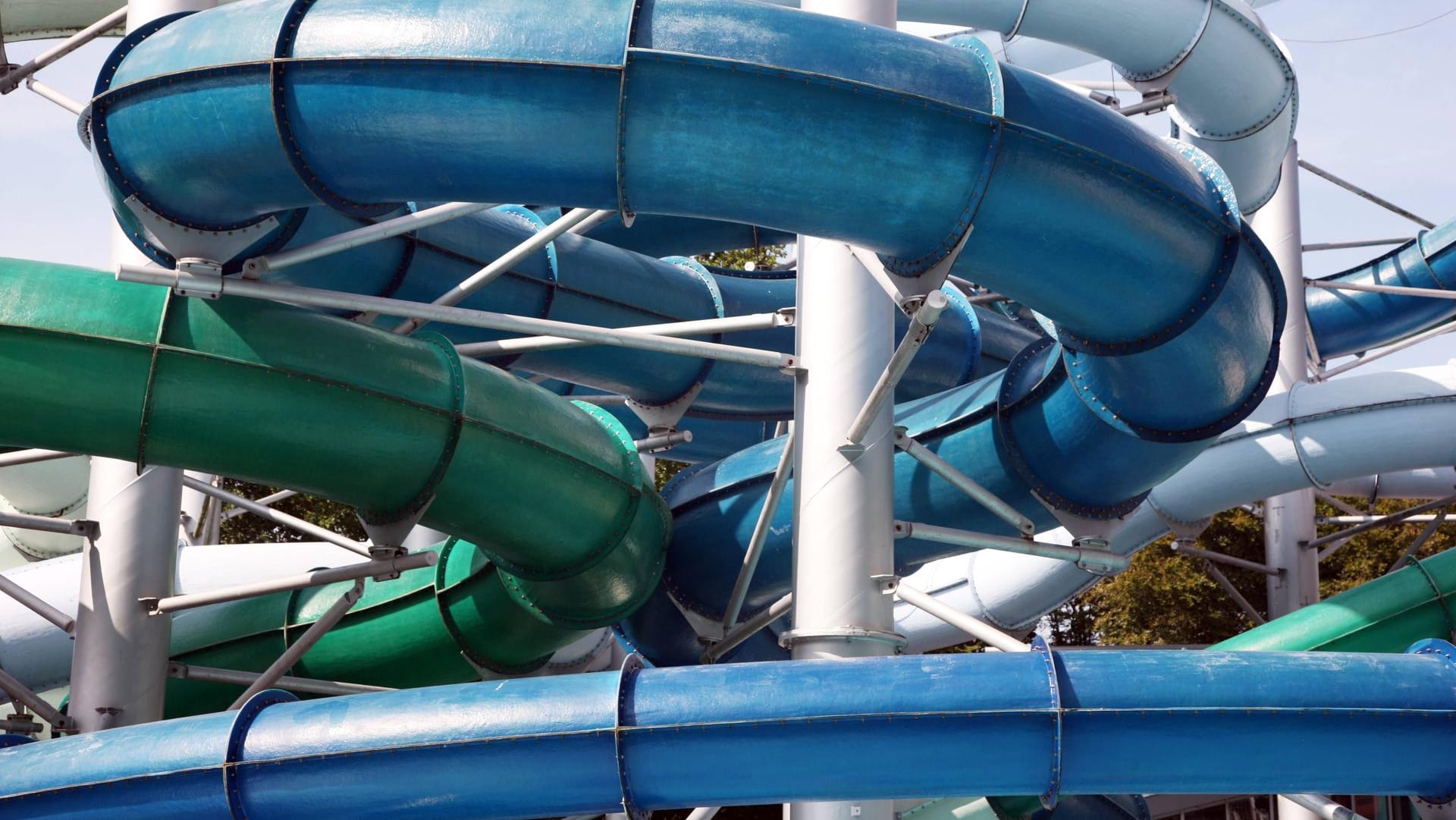 Wasserrutschen in einem Spaßbad (Symbolfoto): Zwei Kinder mussten wegen einer beschädigten Rutsche ins Krankenhaus. Wasserrutschen in einem Spaßbad (Symbolfoto): Zwei Kinder mussten wegen einer beschädigten Rutsche ins Krankenhaus.
