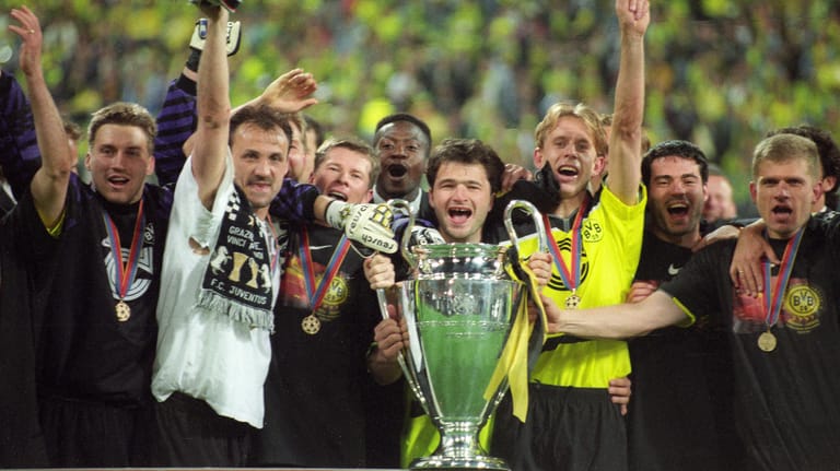 Mannschaftsfoto mit Pokal (Archivbild): Das Team holte den Sieg in der Champions League zum ersten Mal nach Deutschland.