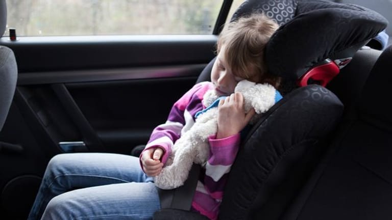 Auch größere Kinder gehören noch in einen Kindersitz, um bei Unfällen ausreichend geschützt zu sein.