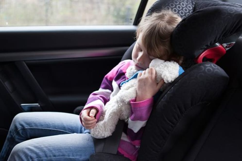 Auch größere Kinder gehören noch in einen Kindersitz, um bei Unfällen ausreichend geschützt zu sein.