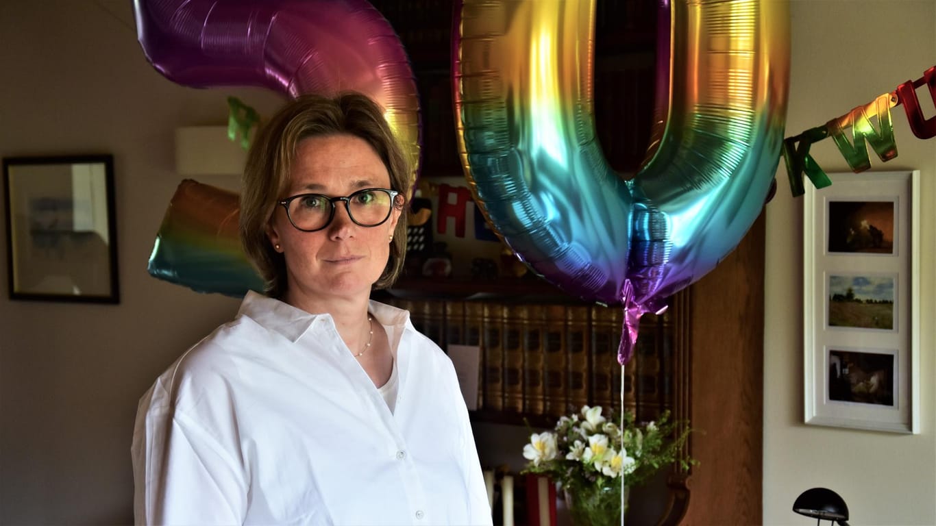 Im Wohnzimmer hängen noch Luftballons von Kristina Neumanns 50. Geburtstag: Die Feier musste ausfallen.