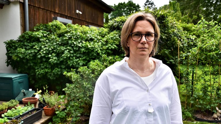 Kristina Neumann in ihrem Garten: Die Ruhe ihres Wohnortes hilft ihr, mit ihrer Erkrankung klarzukommen.