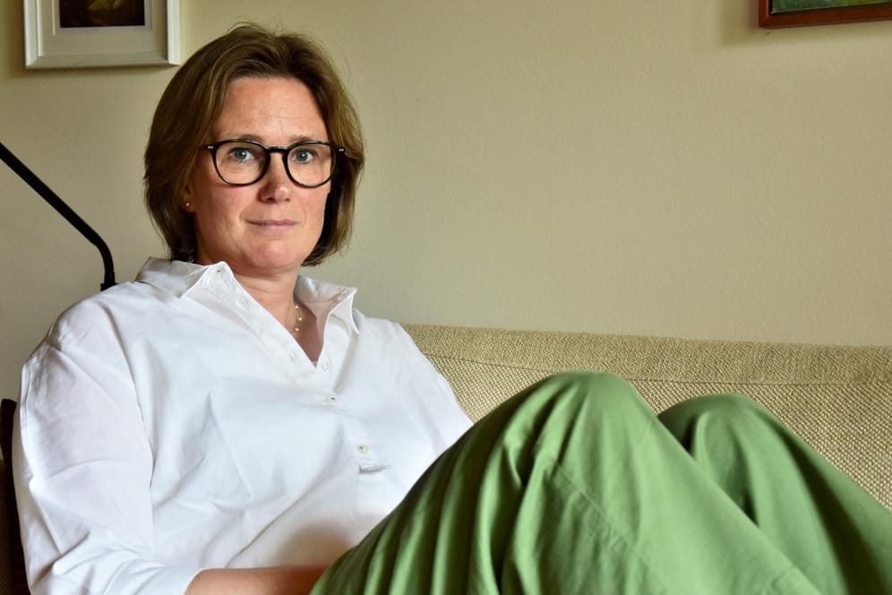 Long-Covid-Patientin Kristina Neumann sitzt auf ihrem Sofa im Wohnzimmer: Unruhige Umgebungen erschöpfen sie innerhalb kürzester Zeit.