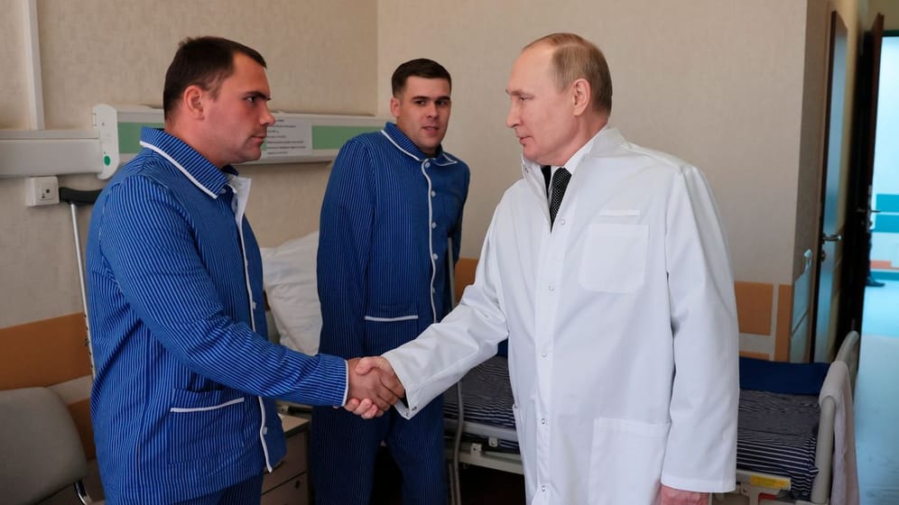 Russlands Präsident Wladimir Putin trifft in einem Moskauer Militärkrankenhaus verletzte Soldaten.