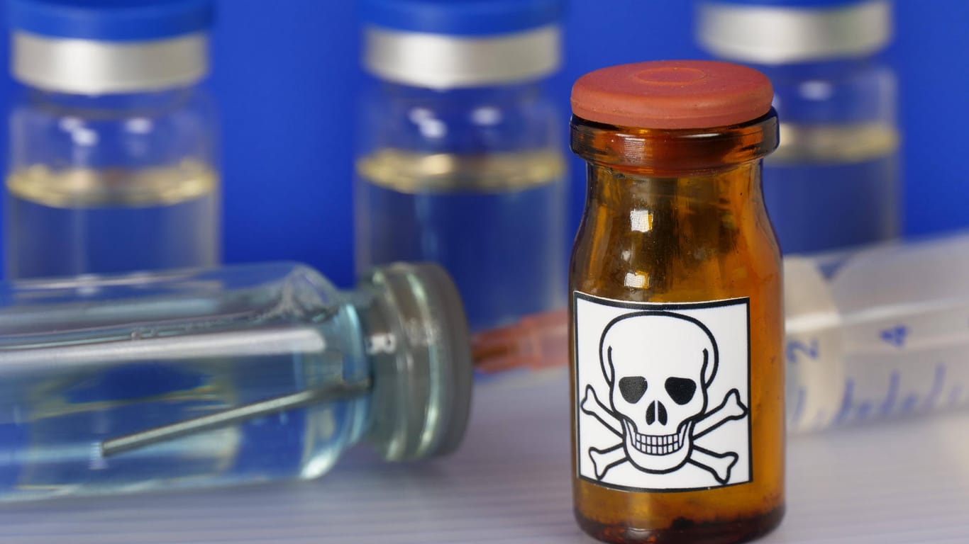 Giftkennzeichnung an Glasflasche (Symbolbild): Ein 41-Jähriger ist wegen Giftmorden angeklagt.
