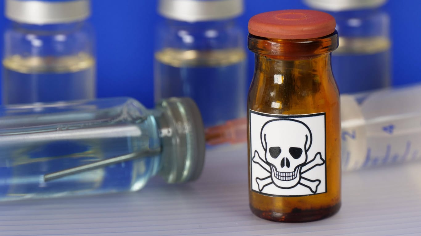 Giftkennzeichnung an Glasflasche (Symbolbild): Ein 41-Jähriger ist wegen Giftmorden angeklagt.