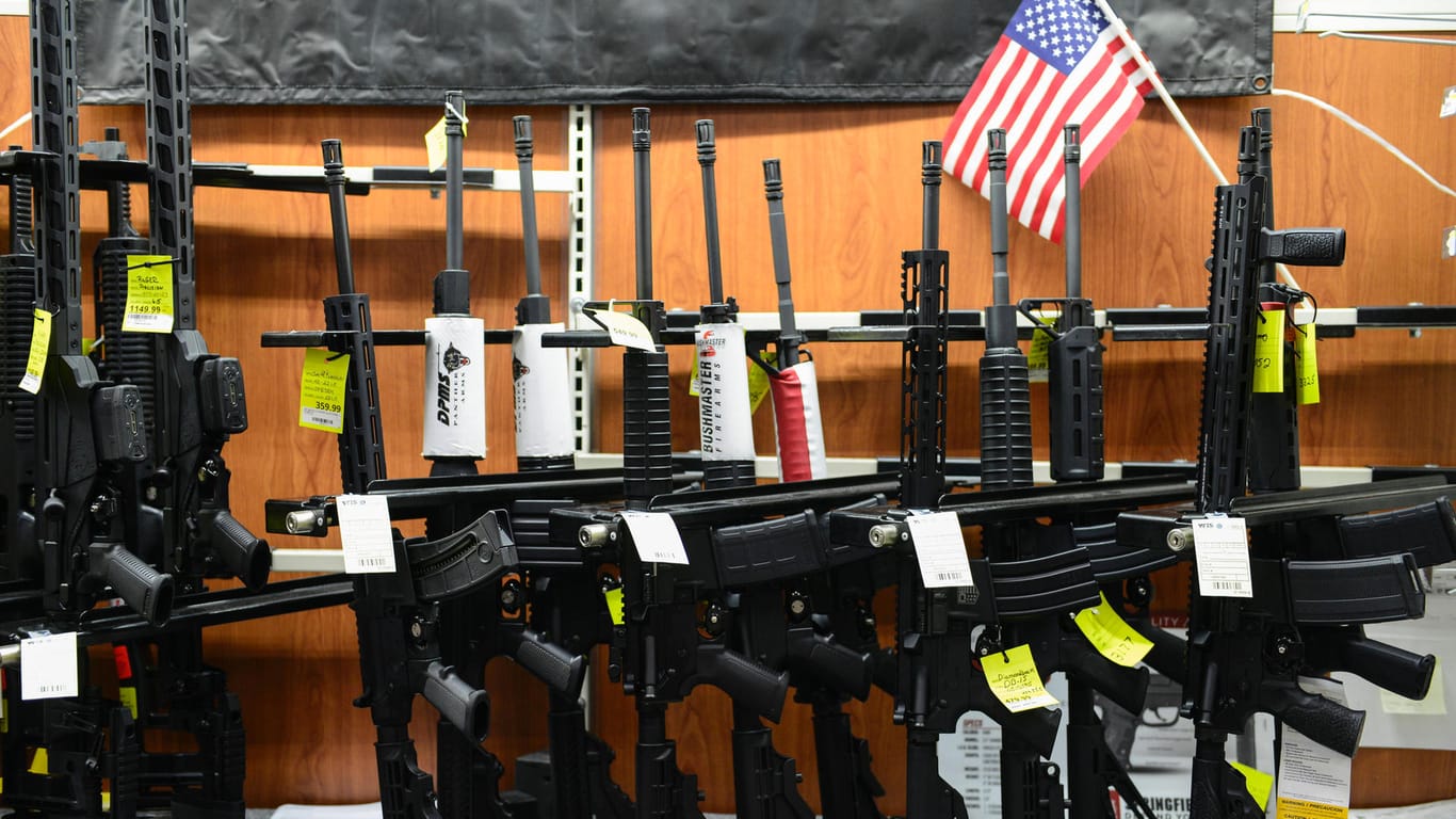Waffenverkauf in einem Supermarkt im US-Bundesstaat Virginia: Grundsätzlich ist es in den USA sehr einfach, an Waffen zu kommen.