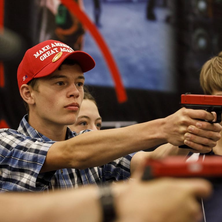Jugendliche bei einem NRA-Meeting in Indianapolis: Die Waffenlobby hat in dem Land großen Einfluss. (Archivfoto)