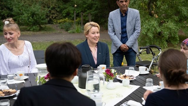 Giffey besucht Einrichtung für pflegebedürftige Geflüchtete Giffey besucht Einrichtung für pflegebedürftige Geflüchtete