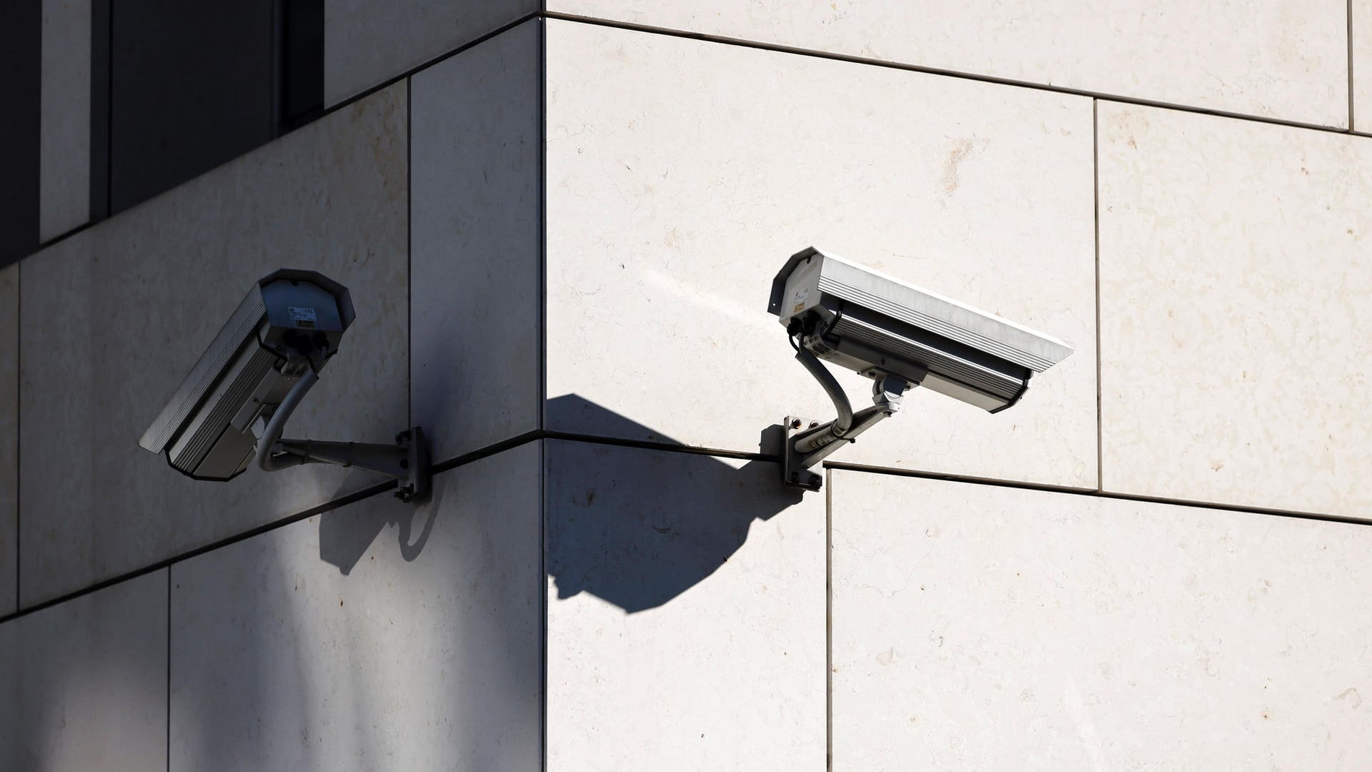 Überwachungskameras an einem Gebäude (Symbolbild): Stuttgart weitet die Videoüberwachung deutlich aus. Überwachungskameras an einem Gebäude (Symbolbild): Stuttgart weitet die Videoüberwachung deutlich aus.