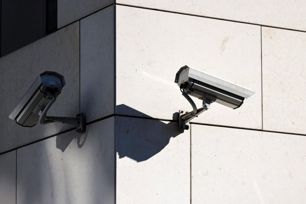 Überwachungskameras an einem Gebäude (Symbolbild): Stuttgart weitet die Videoüberwachung deutlich aus.