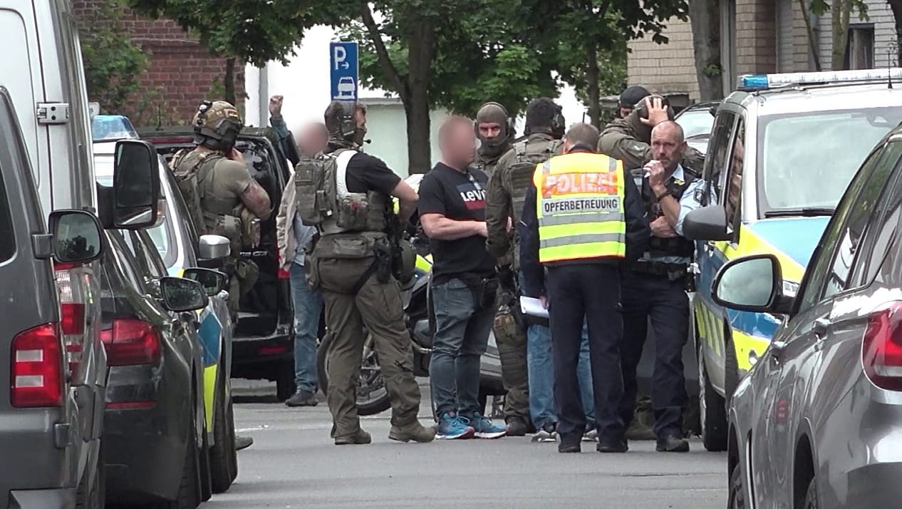 Polizei in der Nähe der Schule: Grund des Einsatzes ist nach Polizeiangaben, dass ein Mitarbeiter einen Jugendlichen mit einer Schusswaffe gesehen haben will. Polizei in der Nähe der Schule: Grund des Einsatzes ist nach Polizeiangaben, dass ein Mitarbeiter einen Jugendlichen mit einer Schusswaffe gesehen haben will.