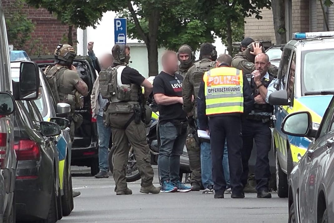 Polizei in der Nähe der Schule: Grund des Einsatzes ist nach Polizeiangaben, dass ein Mitarbeiter einen Jugendlichen mit einer Schusswaffe gesehen haben will.
