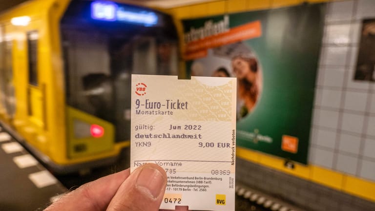 9-Euro-Ticket (Archivbild): Schüler, Studenten und Azubis müssen für das 9-Euro-Ticket nicht zusätzlich zum Semesterticket zahlen.