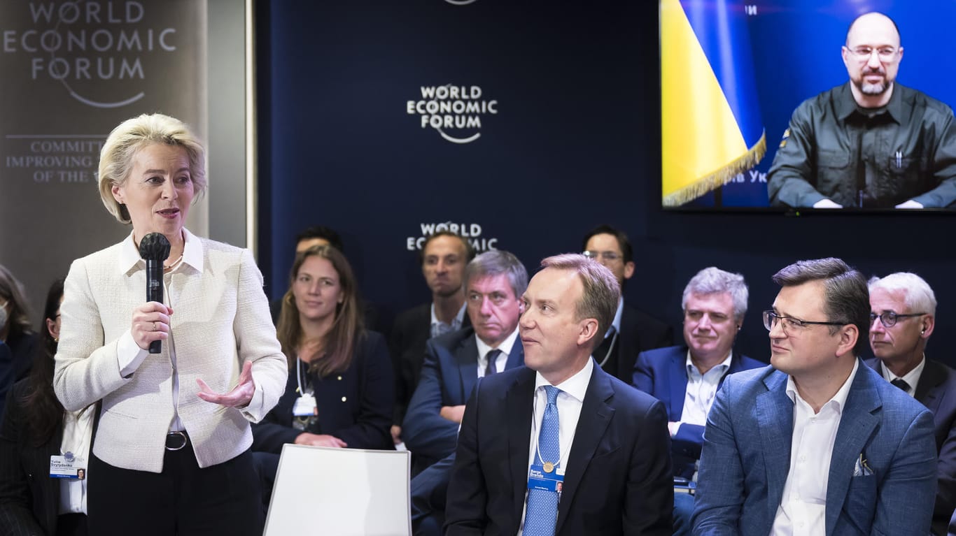 Treffen beim Weltwirtschaftsforum: Ursula von der Leyen (v.l.), WEF-Präsident Børge Brende sowie der ukrainische Außenminister Dmytro Kuleba.