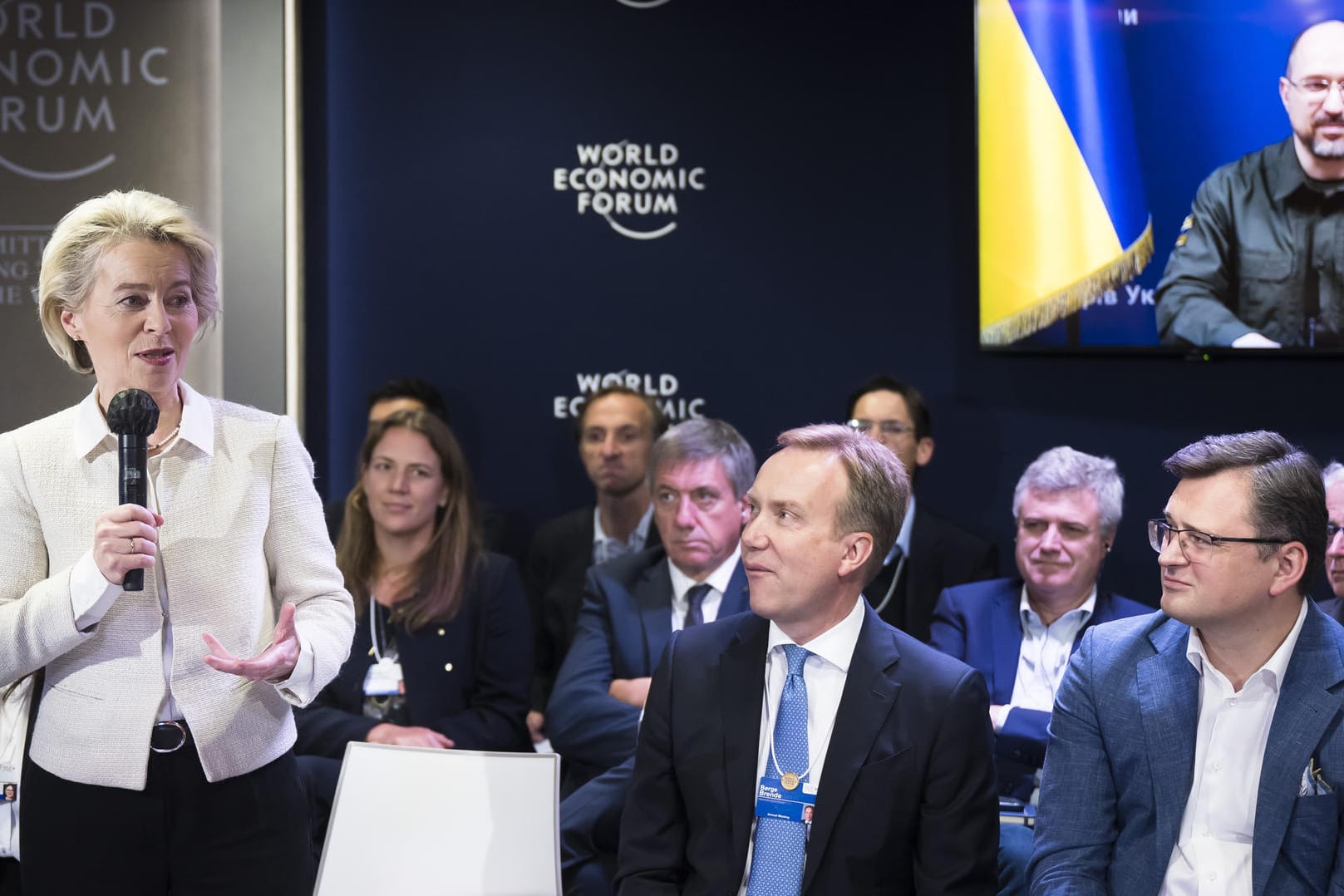 Treffen beim Weltwirtschaftsforum: Ursula von der Leyen (v.l.), WEF-Präsident Børge Brende sowie der ukrainische Außenminister Dmytro Kuleba.