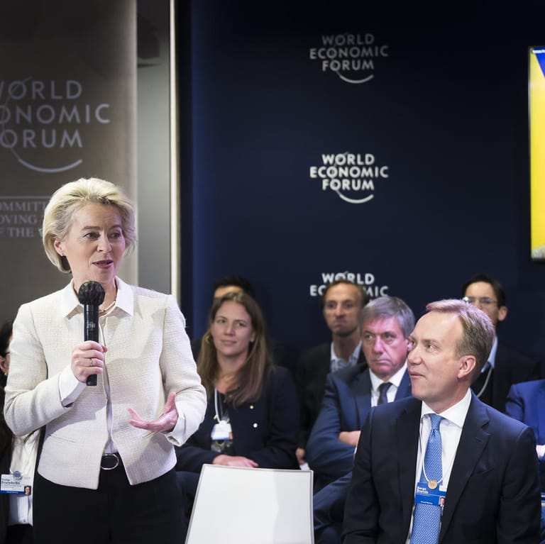 Treffen beim Weltwirtschaftsforum: Ursula von der Leyen (v.l.), WEF-Präsident Børge Brende sowie der ukrainische Außenminister Dmytro Kuleba.