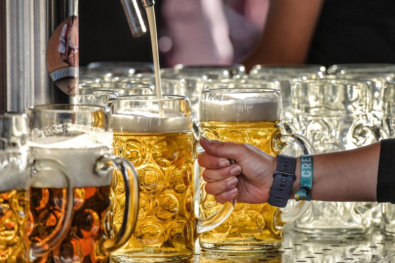 Masskrug an der Zapfanlage (Symbolbild): Der Bierabsatz in Kneipen, Restaurants und auf Volksfesten brach wegen Corona ein.