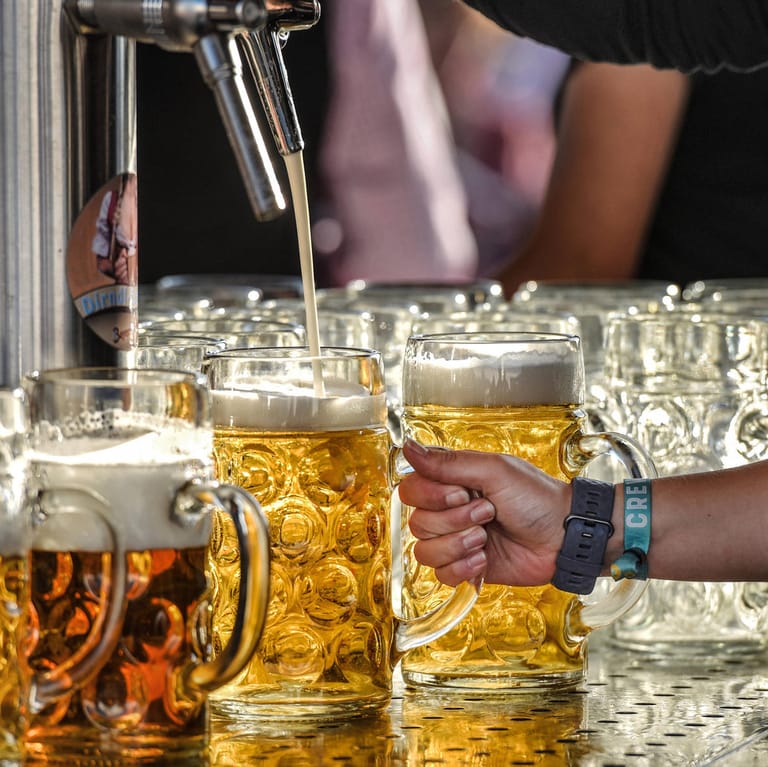 Masskrug an der Zapfanlage (Symbolbild): Der Bierabsatz in Kneipen, Restaurants und auf Volksfesten brach wegen Corona ein.