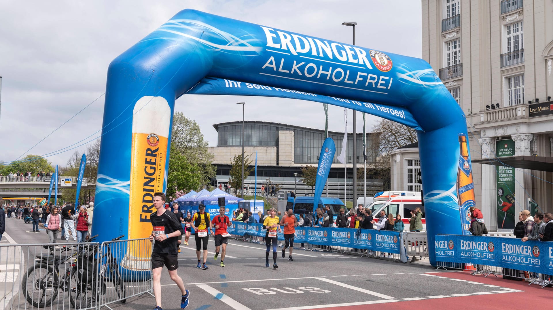 Erdinger Alkoholfrei ist Partner des Hamburg-Marathons. Das einzige alkoholfreie Weißbier, das schmeckt, sagt zumindest Westermeier.