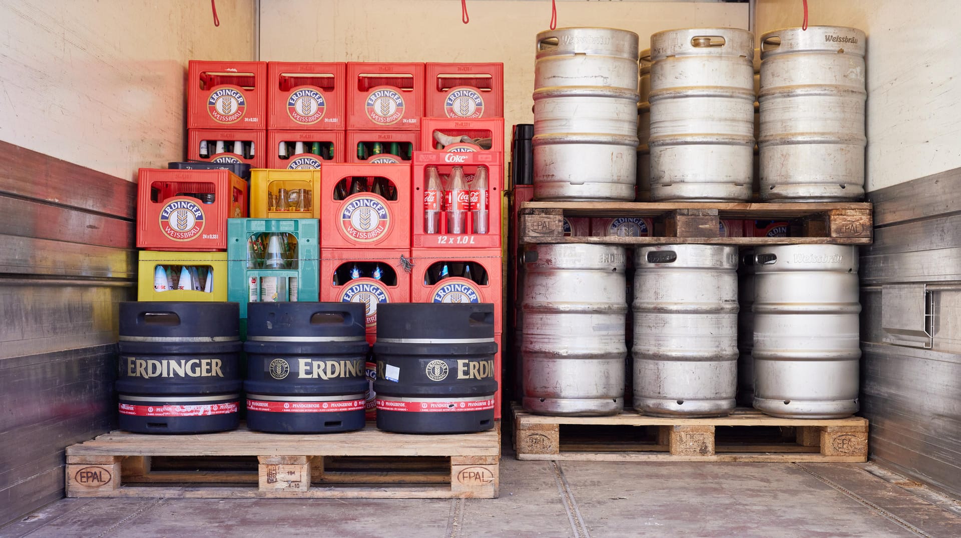 Blick in einen Erdinger-Lkw vor dem Stammhaus: Fassbier wäre bei einem Gasstopp am wenigsten gefährdet, sagt Westermeier. Viel eher würde es Flaschenbier treffen.