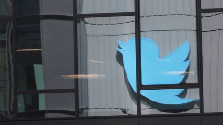 Das Logo des Kurznachrichtendienstes Twitter spiegelt sich in einer Fensterfassade in San Francisco.