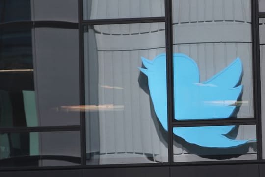 Das Logo des Kurznachrichtendienstes Twitter spiegelt sich in einer Fensterfassade in San Francisco.