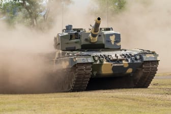 Ein Leopard-Panzer der Bundeswehr (Archivbild): Solch schweres Gerät soll der Ukraine verwehrt werden.
