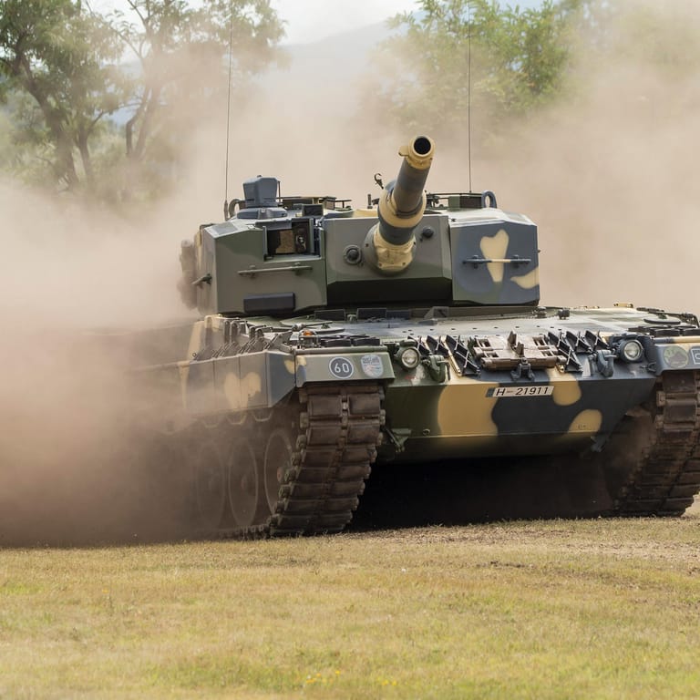Ein Leopard-Panzer der Bundeswehr (Archivbild): Solch schweres Gerät soll der Ukraine verwehrt werden.