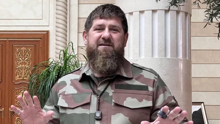 Ramsan Kadyrow spricht bei einer Militärzeremonie (Archivbild): Der Tschetschenenführer hat jetzt auch Polen gedroht.